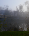 Drahtbrücke im Nebel